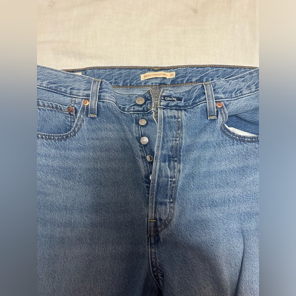 Levi Jeans Medium Wash - Picture 3 of 4